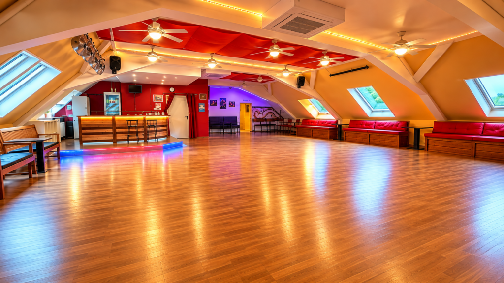 Großer Tanzsaal mit Holzboden in der Tanzschule Salsamara in Tübingen
