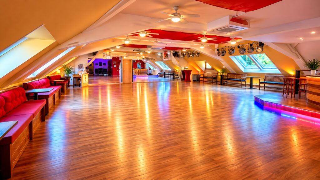 Großer Tanzsaal mit Holzboden in der Tanzschule Salsamara in Tübingen