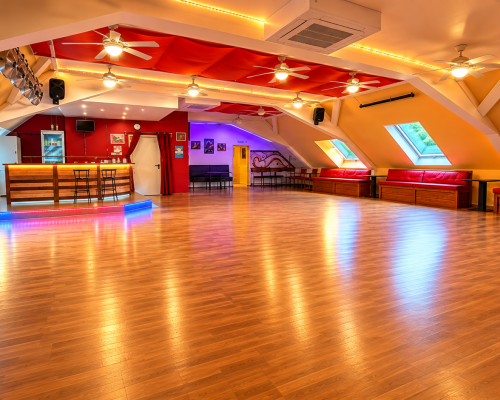 Großer Tanzsaal mit Holzboden in der Tanzschule Salsamara in Tübingen