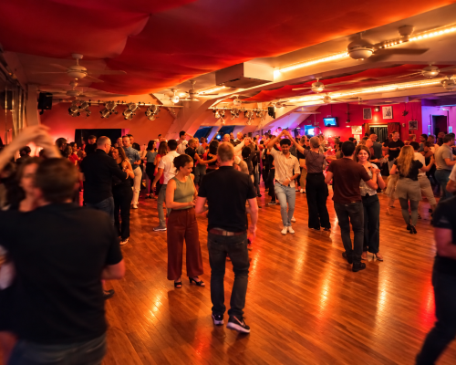Latin Party mit vielen Tanzpaaren in der Tanzschule Salsamara Tübingen